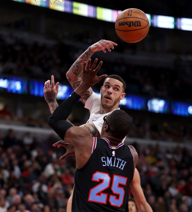 Cleveland Cavaliers guard Lonzo Ball (2) throws a pass over Chicago Bulls forward/center Jalen Smith (25) in the first half of a game at the United Center in Chicago on Dec. 17, 2025. (Chris Sweda/Chicago Tribune)