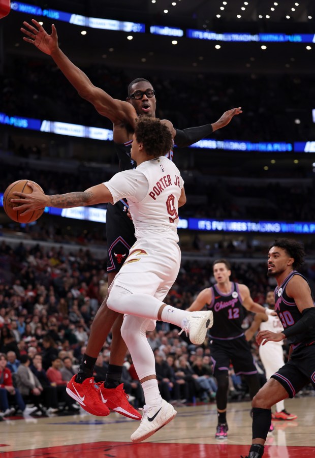 Chicago Bulls forward/center Jalen Smith (25) defends against Cleveland Cavaliers guard Craig Porter Jr. (9) on a drive to the basket by Porter Jr. in the first half of a game at the United Center in Chicago on Dec. 17, 2025. (Chris Sweda/Chicago Tribune)