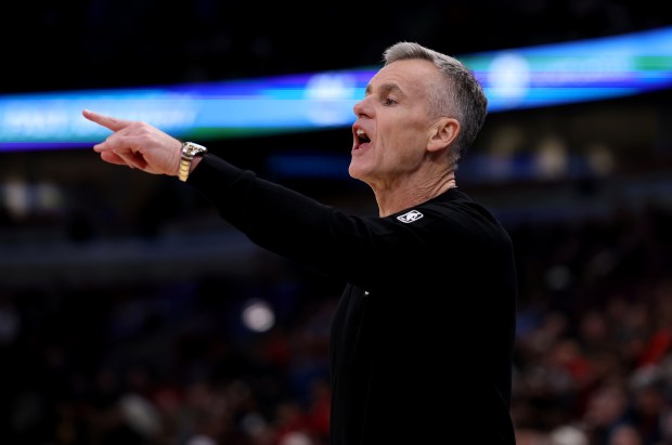 Chicago Bulls head coach Billy Donovan gives some directions to the his team in the first half of a game against the Cleveland Cavaliers at the United Center in Chicago on Dec. 17, 2025. (Chris Sweda/Chicago Tribune)