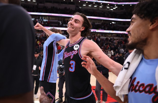 Chicago Bulls guard Josh Giddey (3) celebrates with his teammates after a victory over the Cleveland Cavaliers at the United Center in Chicago on Dec. 17, 2025. (Chris Sweda/Chicago Tribune)
