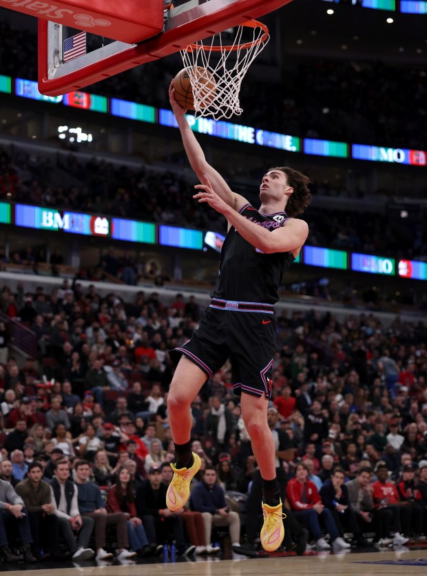 Chicago Bulls guard Josh Giddey (3) goes in for a layup in the second half of a game against the Cleveland Cavaliers at the United Center in Chicago on Dec. 17, 2025. (Chris Sweda/Chicago Tribune)
