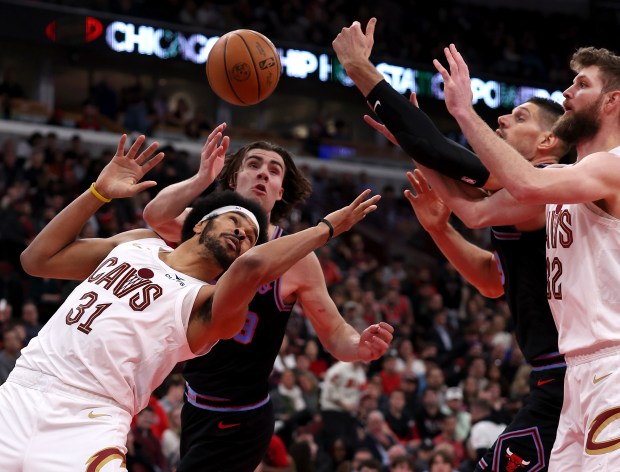 Cleveland Cavaliers center Jarrett Allen (31) and Chicago Bulls guard Josh Giddey (3) try to collect a loose ball in the second half of a game at the United Center in Chicago on Dec. 17, 2025. (Chris Sweda/Chicago Tribune)