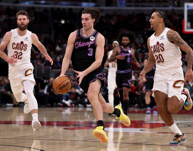 Chicago Bulls guard Josh Giddey (3) drives to the hoop in the second half of a game against the Cleveland Cavaliers at the United Center in Chicago on Dec. 17, 2025. (Chris Sweda/Chicago Tribune)