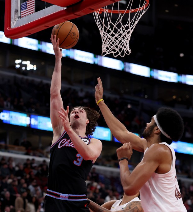 Chicago Bulls guard Josh Giddey (3) scores on a layup in the second half of a game against the Cleveland Cavaliers at the United Center in Chicago on Dec. 17, 2025. (Chris Sweda/Chicago Tribune)