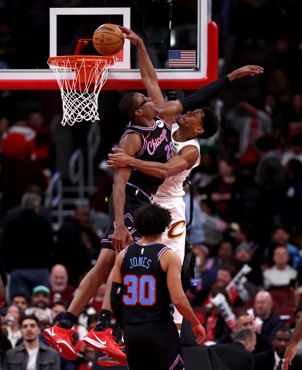 Cleveland Cavaliers forward/guard De'Andre Hunter (12) dunks on Chicago Bulls forward/center Jalen Smith (25) in the second half of a game at the United Center in Chicago on Dec. 17, 2025. (Chris Sweda/Chicago Tribune)