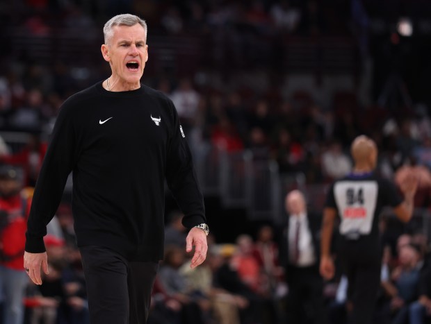 Chicago Bulls head coach Billy Donovan argues with a referee in the first half of a game against the Cleveland Cavaliers at the United Center in Chicago on Dec. 17, 2025. (Chris Sweda/Chicago Tribune)