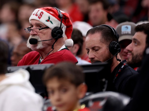 Chicago Bulls radio color commentator Bill Wennington wears a Bulls Santa hat while broadcasting a game between the Bulls and the Cleveland Cavaliers at the United Center in Chicago on Dec. 17, 2025. (Chris Sweda/Chicago Tribune)