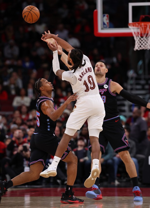 Chicago Bulls forward/guard Isaac Okoro (left) pressures Cleveland Cavaliers guard Darius Garland (10) in the second half of a game at the United Center in Chicago on Dec. 17, 2025. (Chris Sweda/Chicago Tribune)