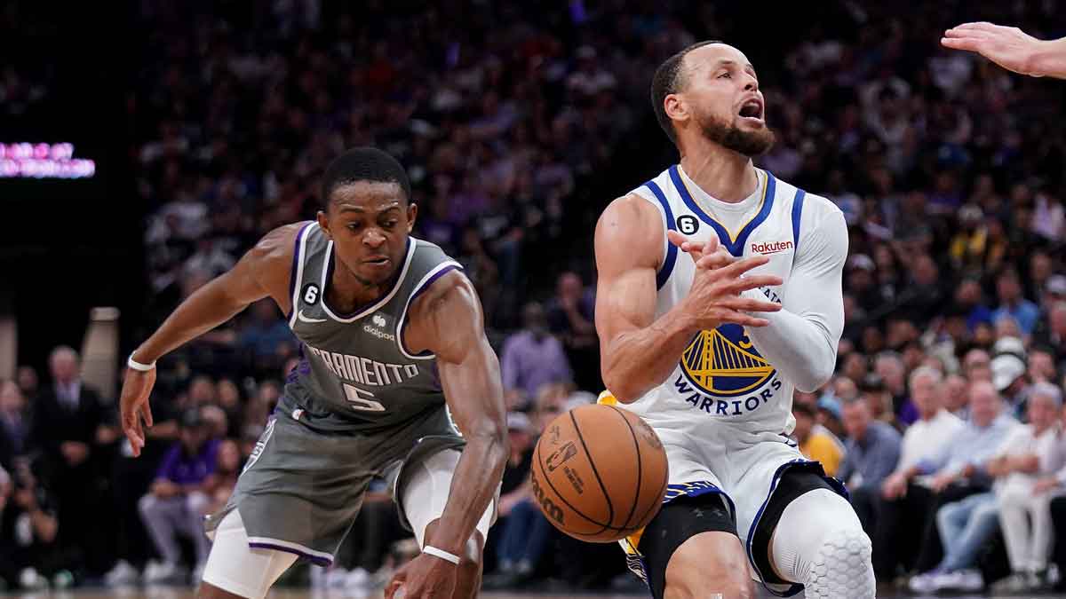 Kings' De'Aaron Fox attempts steal on Warriors' Stephen Curry
