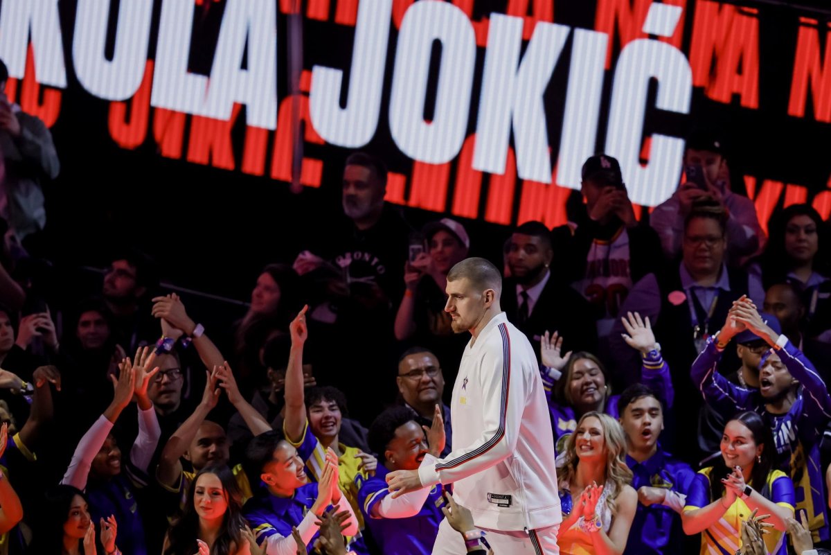 Denver Nuggets' Nikola Jokic injures knee vs. Miami Heat