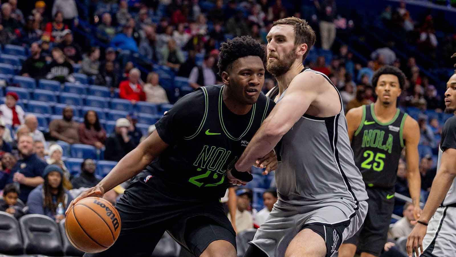 New Orleans Pelicans center Derik Queen (22) fights for position against San Antonio Spurs center/forward Luke Kornet (7) during the second half at Smoothie King Center.