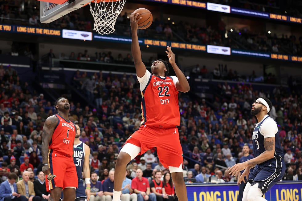 New Orleans Pelicans center Derik Queen (22) drives past Dallas Mavericks forward Anthony...