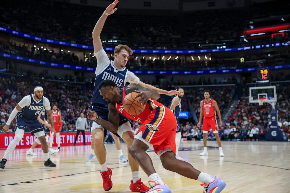 New Orleans Pelicans forward Zion Williamson, right, tries to drive past Dallas Mavericks...