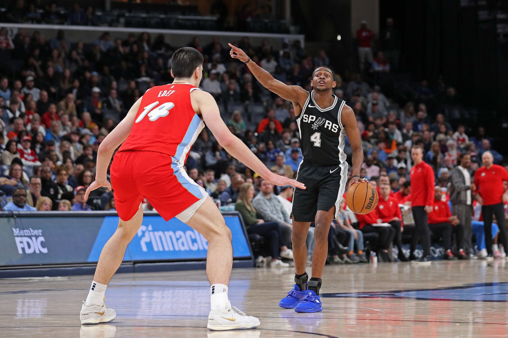 MEMPHIS, TENNESSEE - MARCH 01: De'Aaron Fox #4 of the San Antonio Spurs calls a play during the second half against Zach Edey #14 of the Memphis Grizzlies at FedExForum on March 01, 2025 in Memphis, Tennessee. NOTE TO USER: User expressly acknowledges and agrees that, by downloading and or using this photograph, User is consenting to the terms and conditions of the Getty Images License Agreement. (Photo by Justin Ford/Getty Images)
