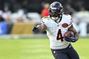 BALTIMORE, MARYLAND - OCTOBER 26: D'Andre Swift #4 of the Chicago Bears runs the ball against the Baltimore Ravens in the game at M&T Bank Stadium on October 26, 2025 in Baltimore, Maryland.