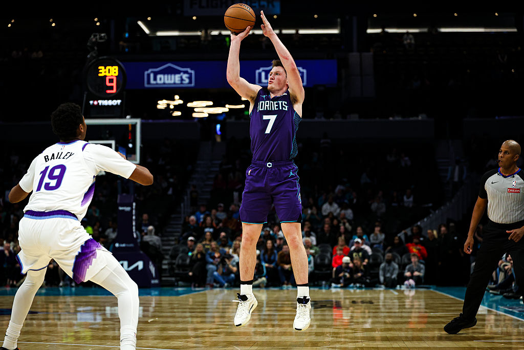 CHARLOTTE, NORTH CAROLINA - NOVEMBER 02: Kon Knueppel #7 of the Charlotte Hornets shoots the ball over Ace Bailey #19 of the Utah Jazz during the second half of a basketball game at Spectrum Center on November 02, 2025 in Charlotte, North Carolina. NOTE TO USER: User expressly acknowledges and agrees that, by downloading and or using this photograph, User is consenting to the terms and conditions of the Getty Images License Agreement. (Photo by David Jensen/Getty Images)