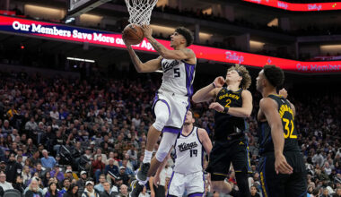 Doug Christie encouraging Nique Clifford to be aggressive