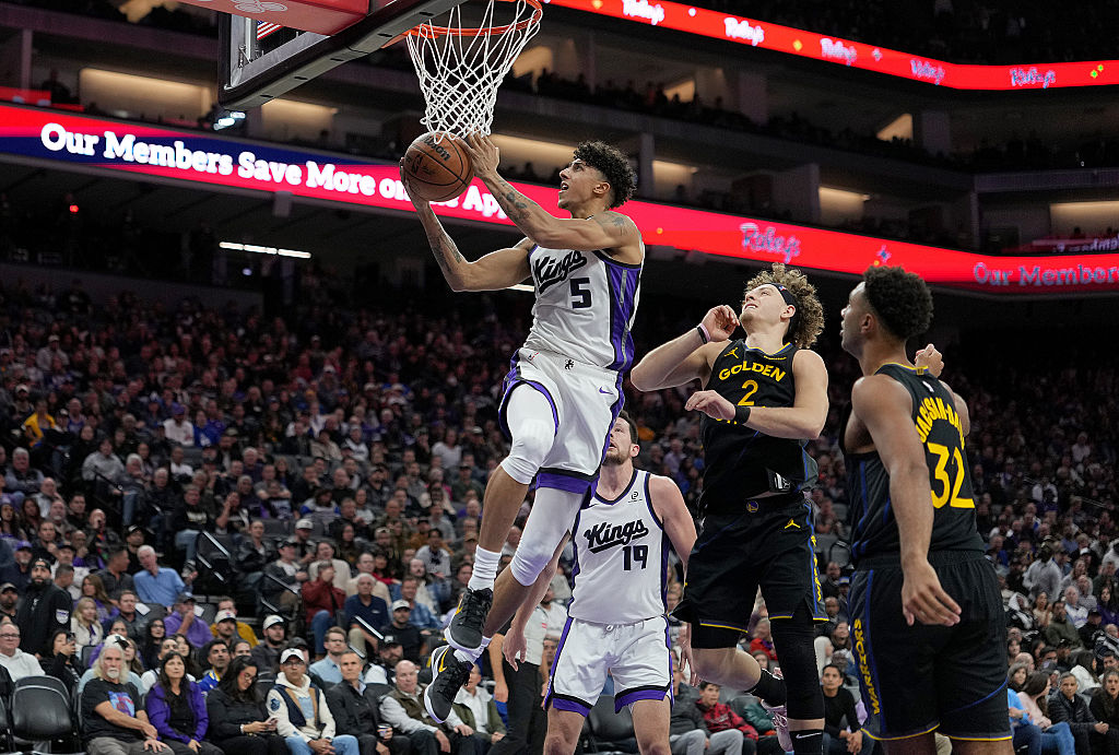 Doug Christie encouraging Nique Clifford to be aggressive