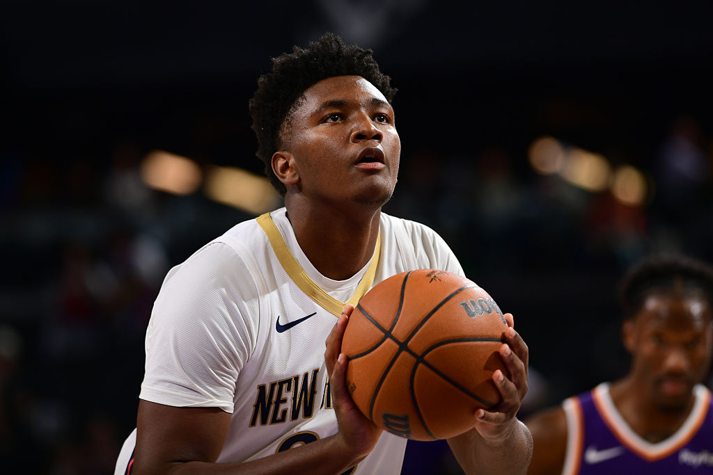 PHOENIX, AZ - NOVEMBER 10: Derik Queen #22 of the New Orleans Pelicans shoots a free throw during the game against the Phoenix Suns on November 10, 2025 at PHX Arena in Phoenix, Arizona. NOTE TO USER: User expressly acknowledges and agrees that, by downloading and or using this photograph, user is consenting to the terms and conditions of the Getty Images License Agreement. Mandatory Copyright Notice: Copyright 2025 NBAE (Photo by Kate Frese/NBAE via Getty Images)