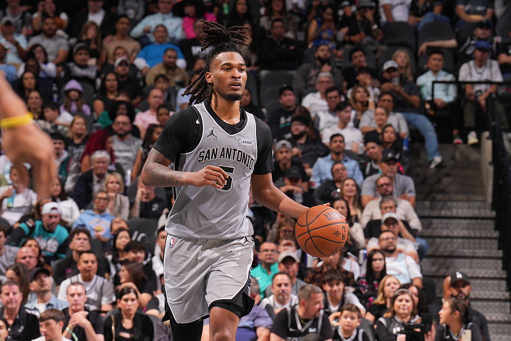 SAN ANTONIO, TX - NOVEMBER 14: Stephon Castle #5 of the San Antonio Spurs dribbles the ball during the game against the Golden State Warriors during a 2025-26 Emirates NBA Cup game on November 14, 2025 at the Frost Bank Center in San Antonio, Texas. NOTE TO USER: User expressly acknowledges and agrees that, by downloading and or using this photograph, user is consenting to the terms and conditions of the Getty Images License Agreement. Mandatory Copyright Notice: Copyright 2025 NBAE (Photos by Jesse D. Garrabrant/NBAE via Getty Images)