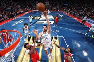 NEW ORLEANS, LA - NOVEMBER 26: Zach Edey #14 of the Memphis Grizzlies drives to the basket during the game against the New Orleans Pelicans during the 2025-26 NBA Emirates Cup on November 26, 2025 at the Smoothie King Center in New Orleans, Louisiana. NOTE TO USER: User expressly acknowledges and agrees that, by downloading and or using this Photograph, user is consenting to the terms and conditions of the Getty Images License Agreement. Mandatory Copyright Notice: Copyright 2025 NBAE (Photo by Jeff Haynes/NBAE via Getty Images)