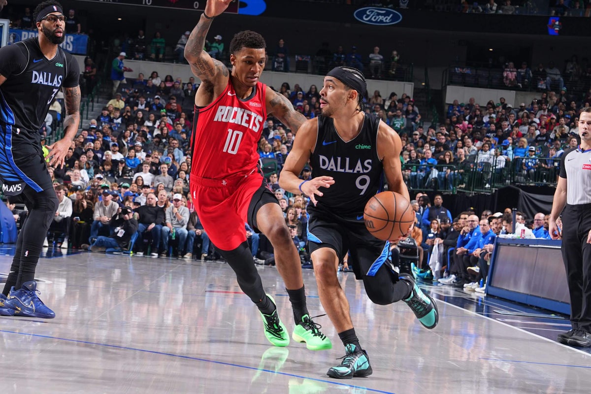 Mavs undrafted rookie moves like a vet, credits father for playing ‘the right way’