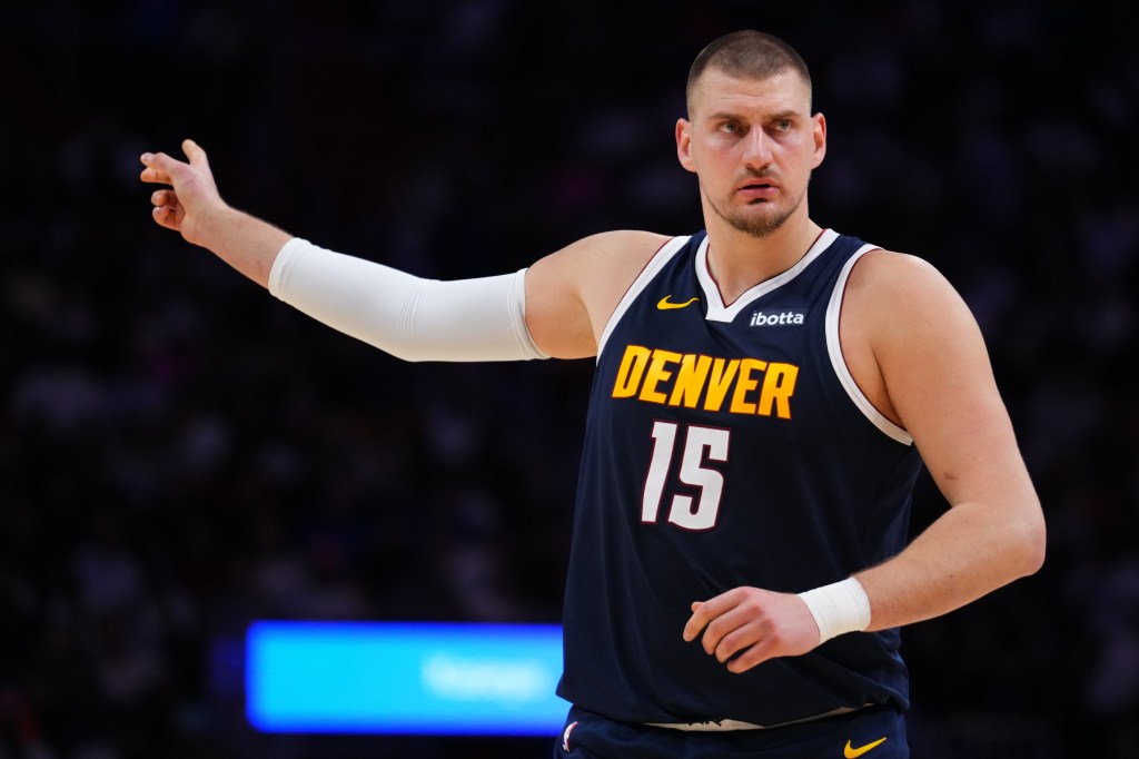 Nuggets' Nikola Jokić avoids the worst with knee injury