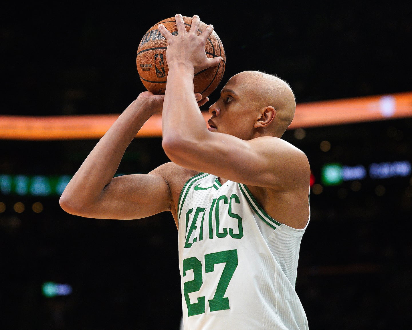 Jordan Walsh (27) lines up a 3-pointer en route to a 17-point effort against the Lakers. 