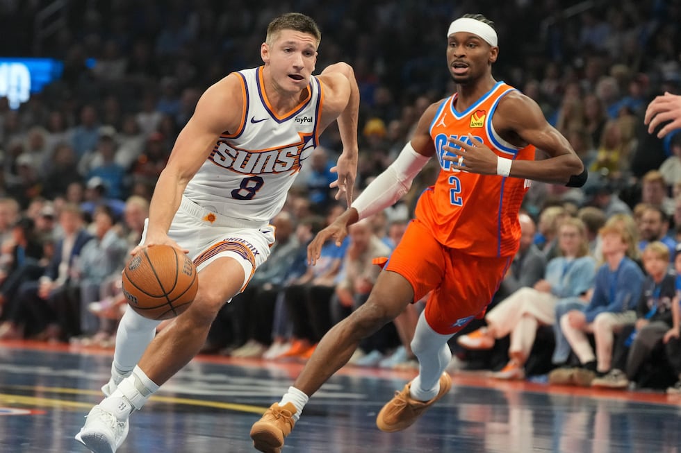 Phoenix Suns guard Grayson Allen (8) drives past Oklahoma City Thunder guard Shai...