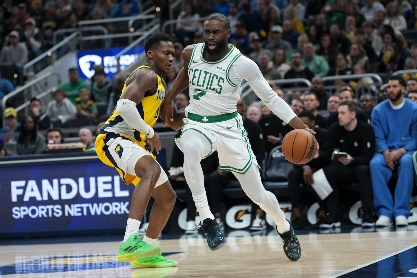 Celtics guard Jaylen Brown (right) recorded his eighth consecutive 30-point game.