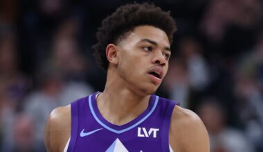 Keyonte George dribbles the ball