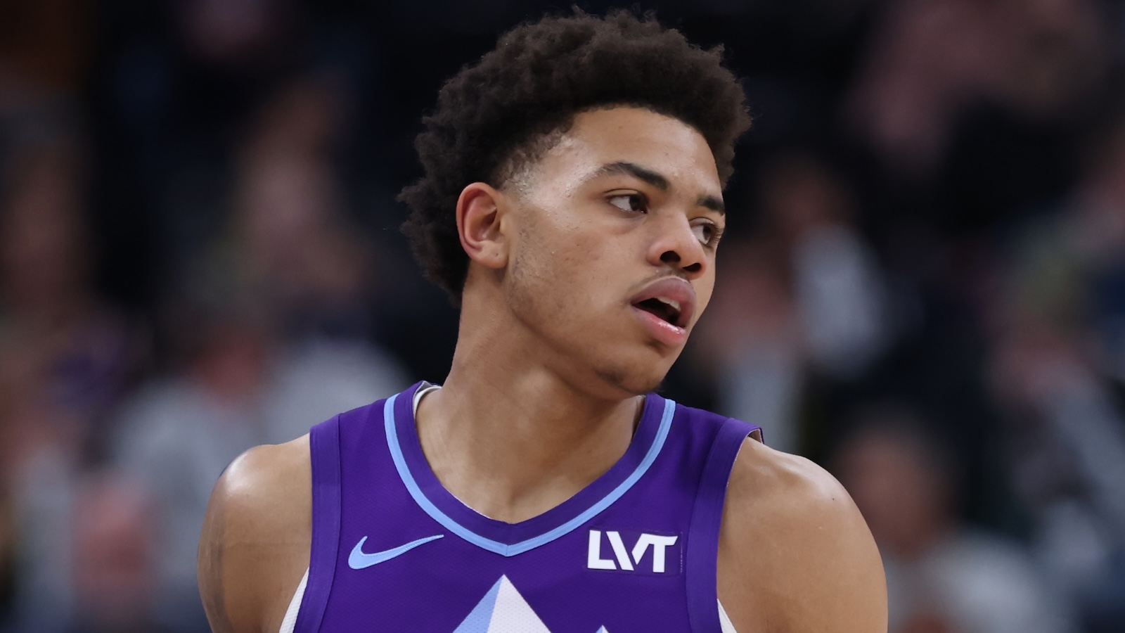 Keyonte George dribbles the ball