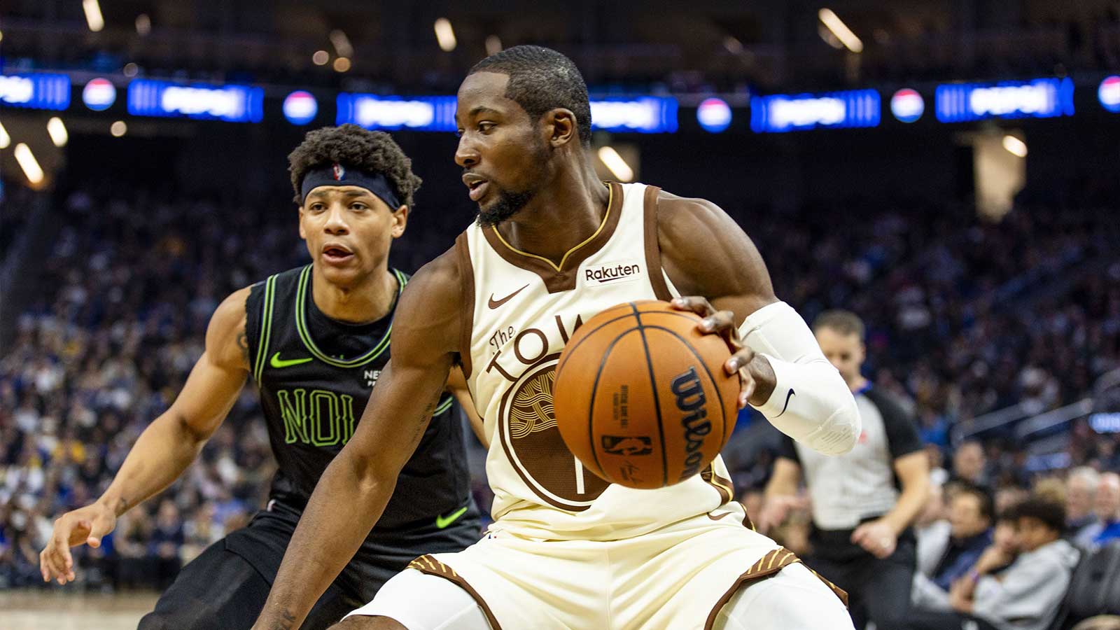 Golden State Warriors forward Jonathan Kuminga (1) controls the ball in front of New Orleans Pelicans guard Jeremiah Fears (0) during the third quarter at Chase Center.