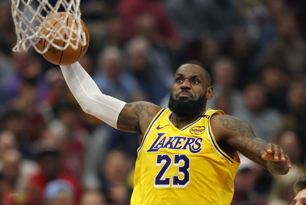 Watch: Lakers' LeBron James stuffs one-handed dunk over 7-foot-1 Spurs center