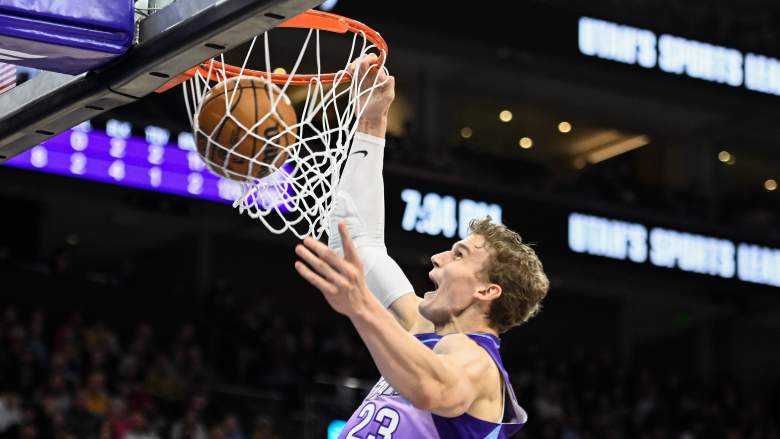 Lauri Markkanen dunking