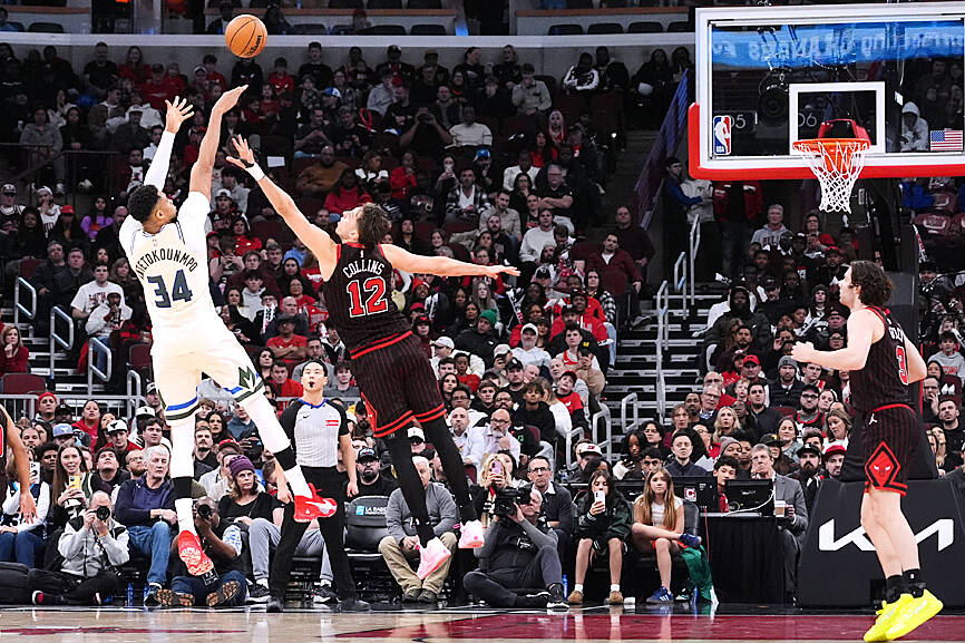 Giannis triumphant as Spurs win streak ends