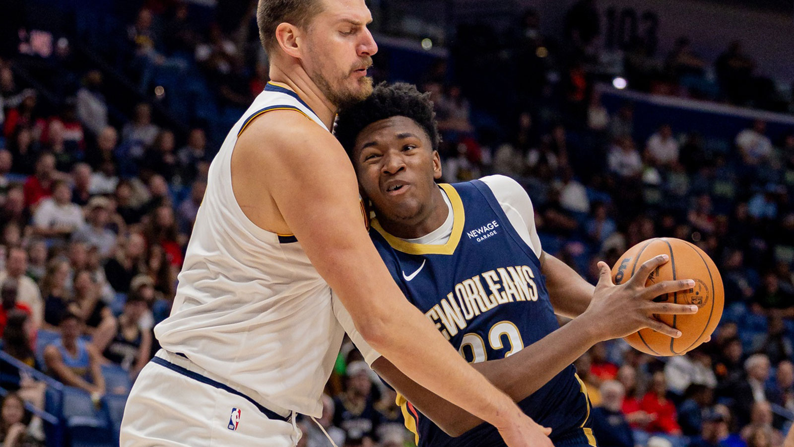 New Orleans Pelicans center Derik Queen (22) fights for position gains Denver Nuggets center Nikola Jokić (15) during the second half at Smoothie King Center. 