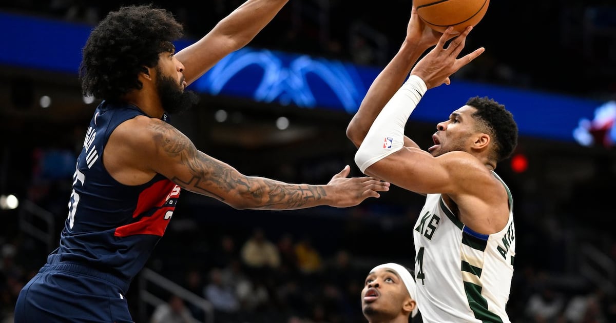 Giannis Antetokounmpo leaves Milwaukee Bucks' game with Detroit Pistons due to right calf strain