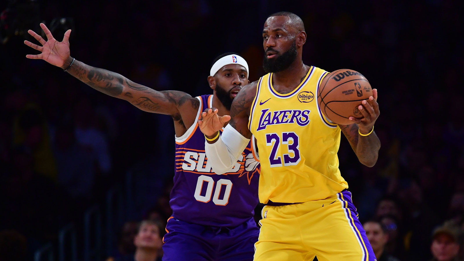 Los Angeles Lakers forward LeBron James (23) controls the ball against Phoenix Suns forward Royce O'Neale (00) during the first half at Crypto.com Arena.