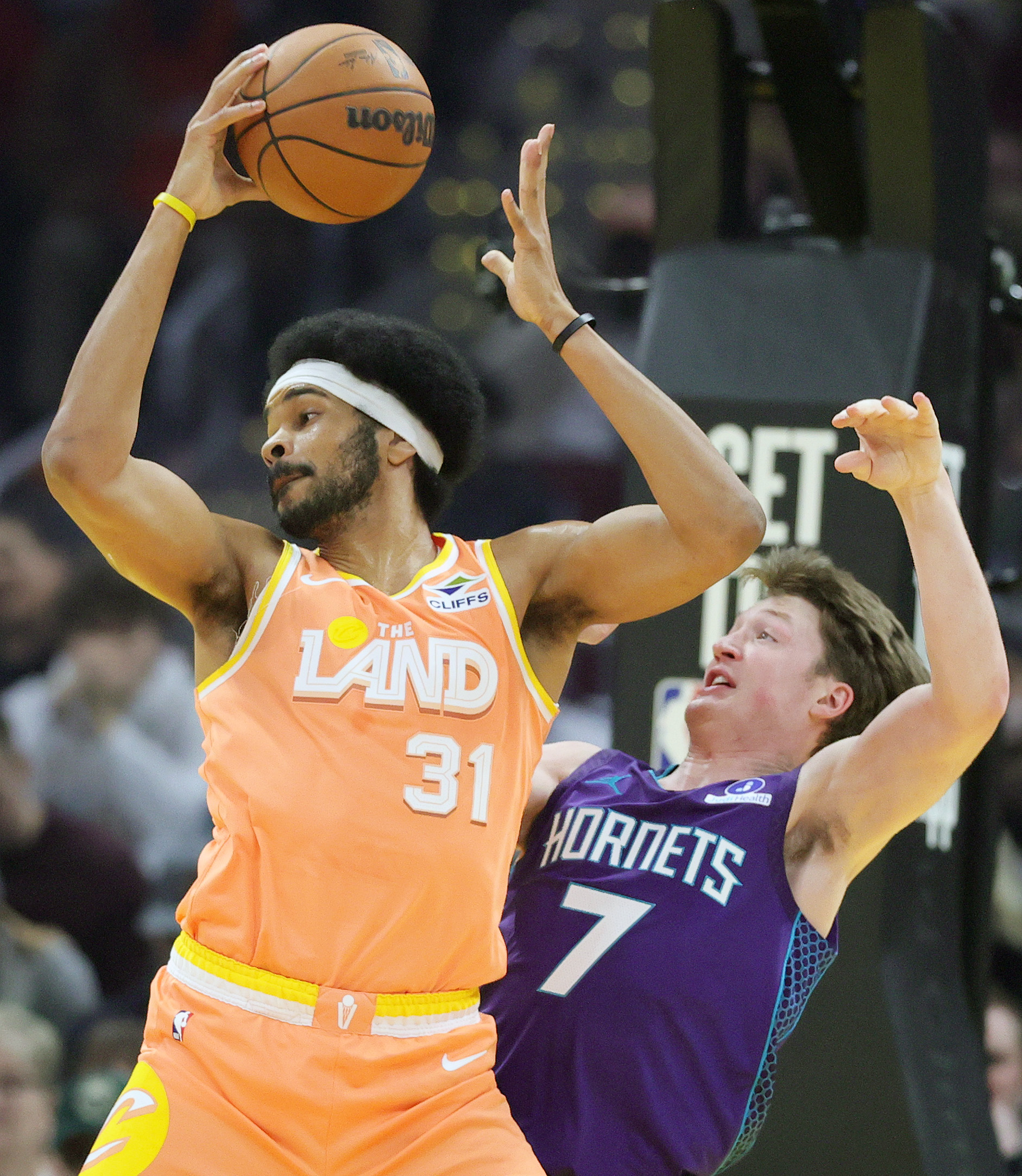 Cleveland Cavaliers center Jarrett Allen secures a rebound from Charlotte Hornets guard Kon Knueppel in the first half at Rocket Arena. 