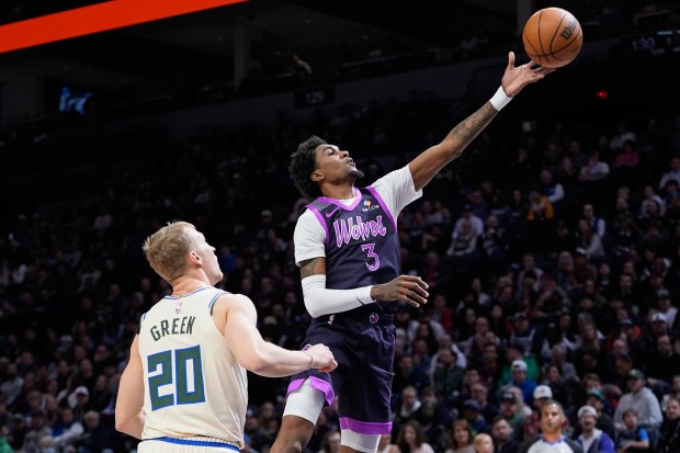 Jaden McDaniels shoots a basketball.