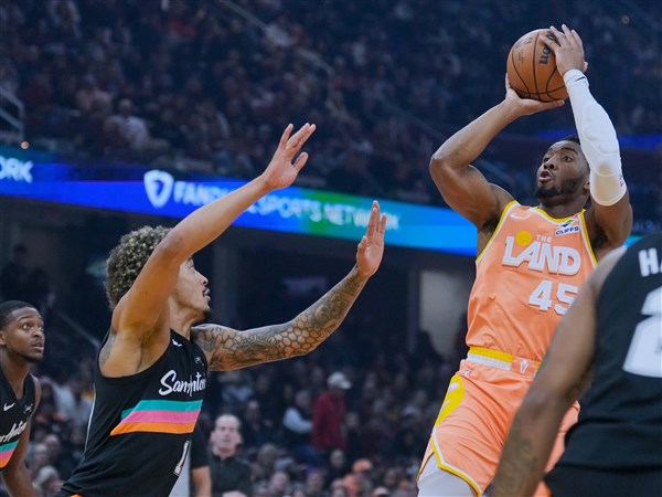 Donovan Mitchell scores 28 points, Cavaliers beat Spurs 130-117