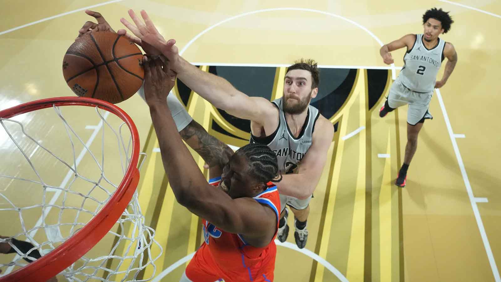 Oklahoma City Thunder guard Jalen Williams (8) and San Antonio Spurs center Luke Kornet (7) battle for the rebound during the second half at T-Mobile Arena. 