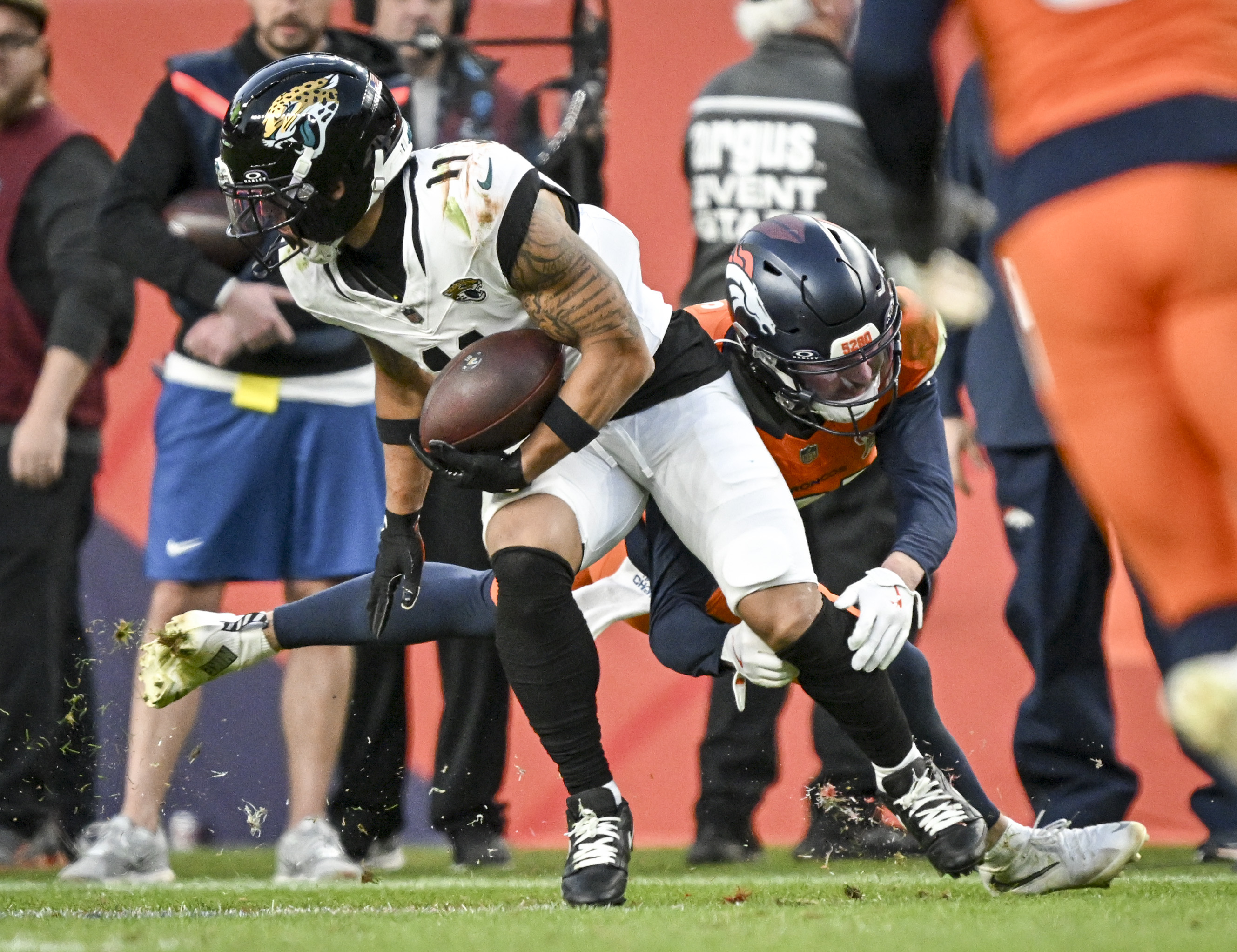Riley Moss (21) of the Denver Broncos whiffs on a...