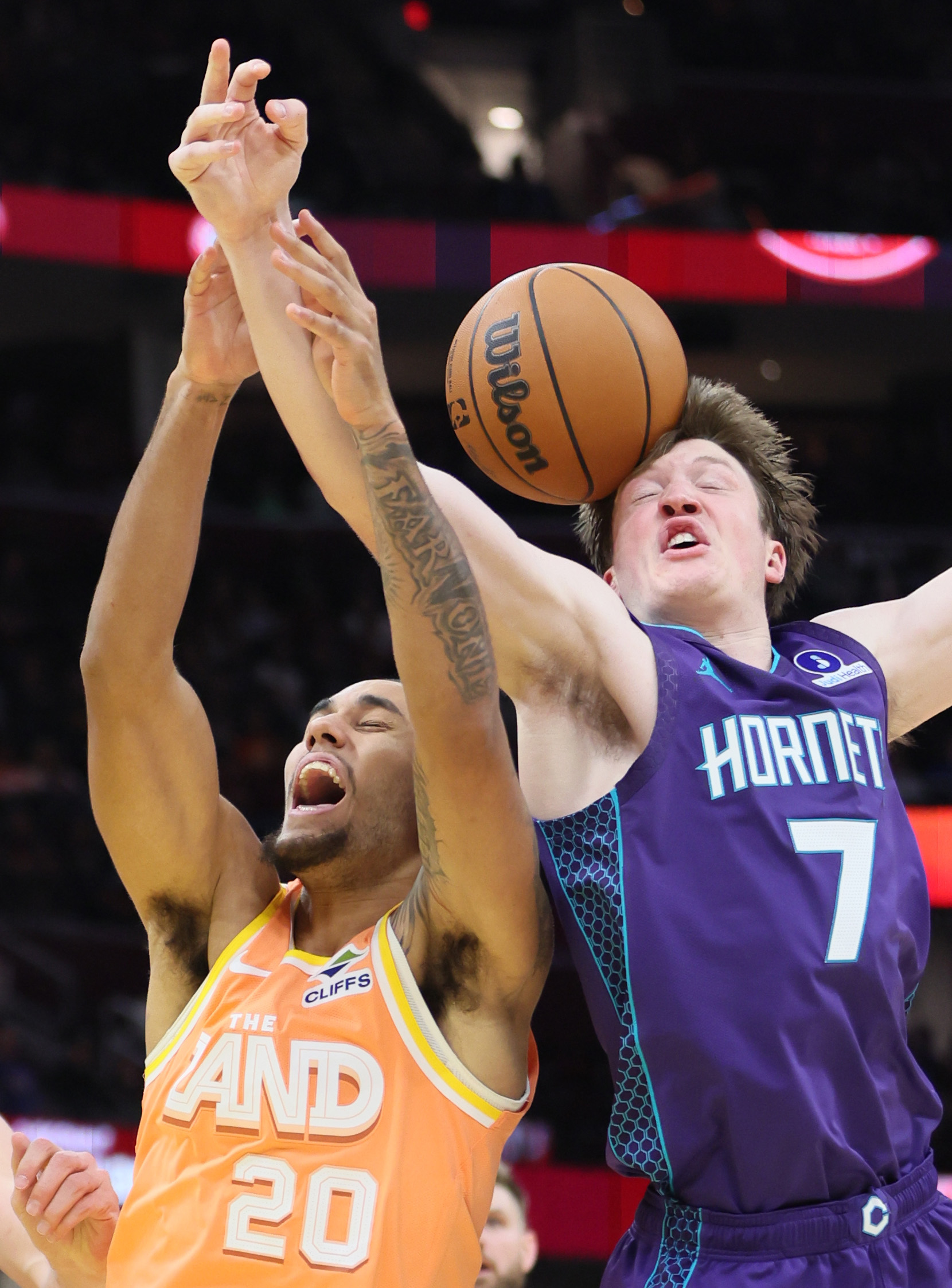 Cleveland Cavaliers guard Jaylon Tyson (L) and Charlotte Hornets guard Kon Knueppel battle for possession of a rebound in the second half at Rocket Arena.