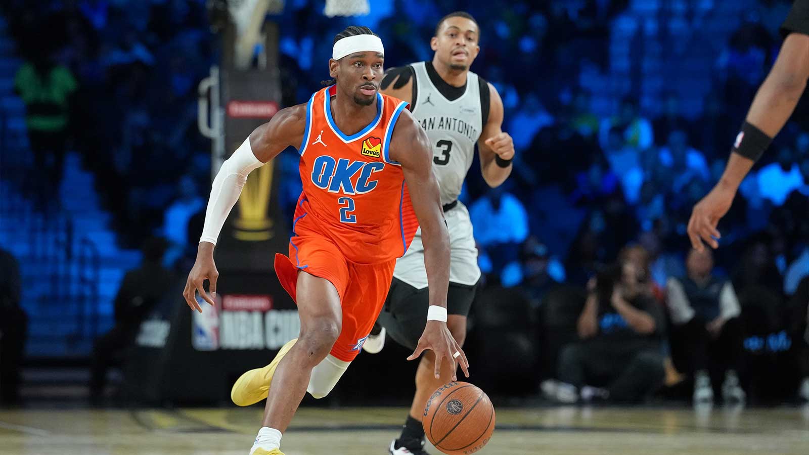 Thunder guard Shai Gilgeous-Alexander (2) brings the ball up court against the San Antonio Spurs during the first quarter at T-Mobile Arena