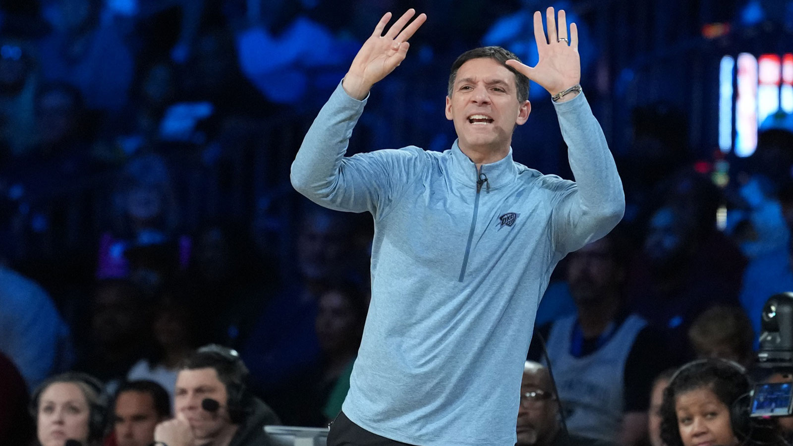 Thunder head coach Mark Daigneault calls a play from the sidelines against the San Antonio Spurs during the second quarter at T-Mobile Arena