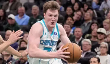 Kon Knueppel surprises family on road trip by bringing the entire Hornets team home image