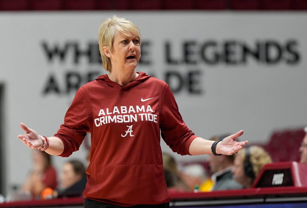 Alabama head coach Kristy Curry