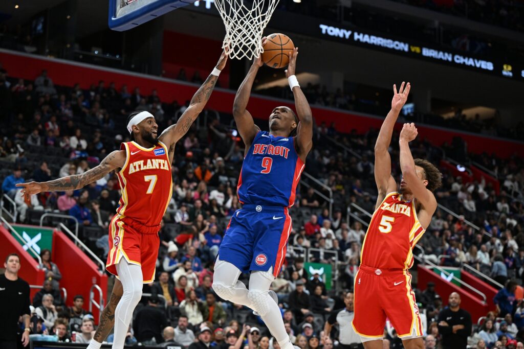 Detroit Pistons guard Ausar Thompson (9) drives to the basket between Atlanta Hawks defenders Nickeil Alexander-Walker (7) and Dyson Daniels (5) in the second quarter at Little Caesars Arena.